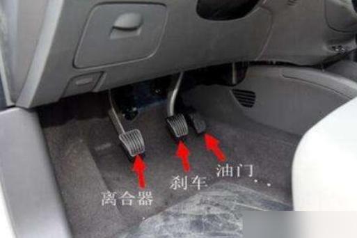 汽车踏板三个分别是 科目一三个踏板口诀